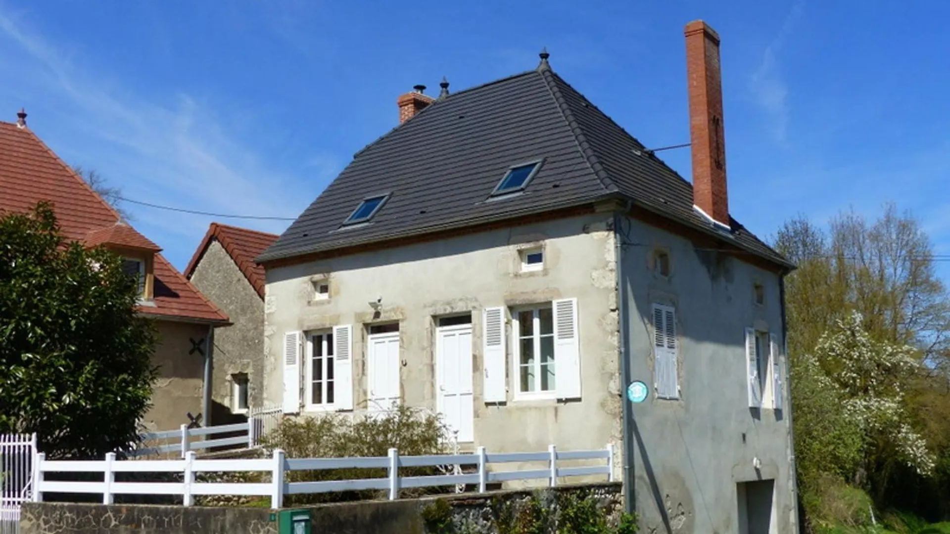 Gite De Charme Renove Avec Spa, Jardin Et Activites Familiales A Bransat - Fr-1-489-295